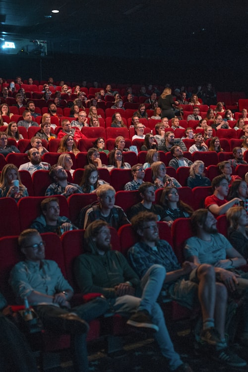 科幻电影海报，太空飞船在星系中航行