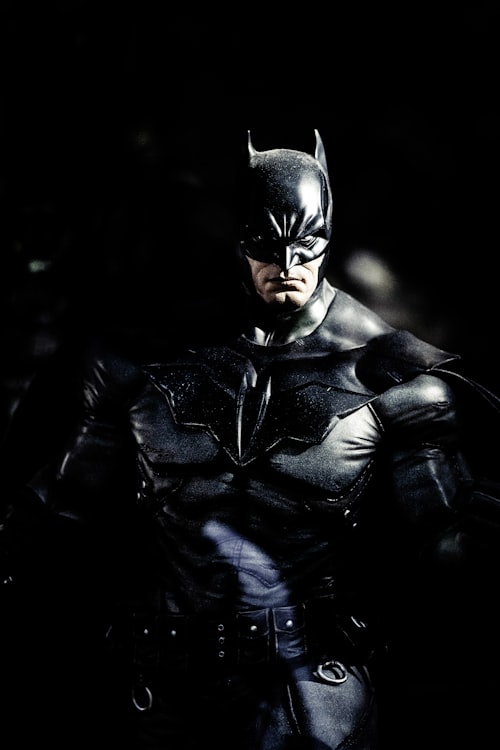 悬疑剧海报，侦探在昏暗房间中调查线索