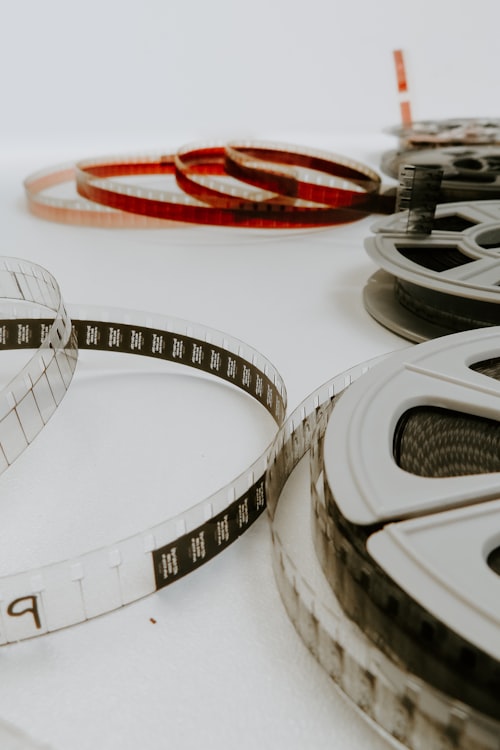 喜剧电影海报，一群朋友在派对上大笑