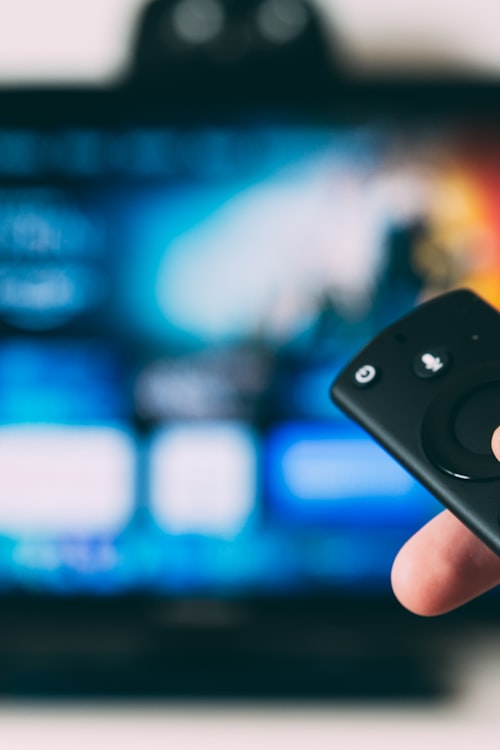 家庭剧海报，一家人在温馨的客厅中