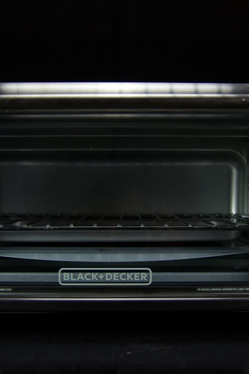 武侠剧海报，侠客在竹林中对决